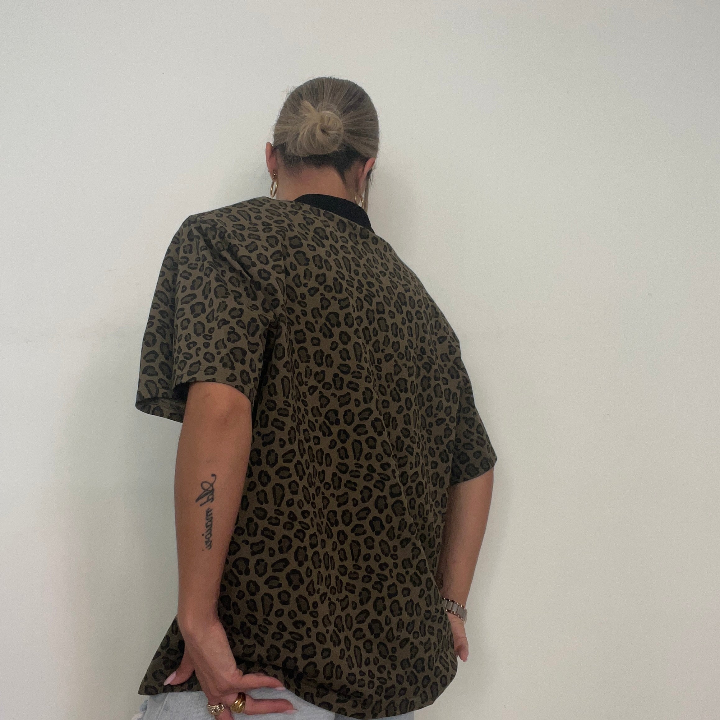 CAMISETA LEOPARD HOMBRERAS