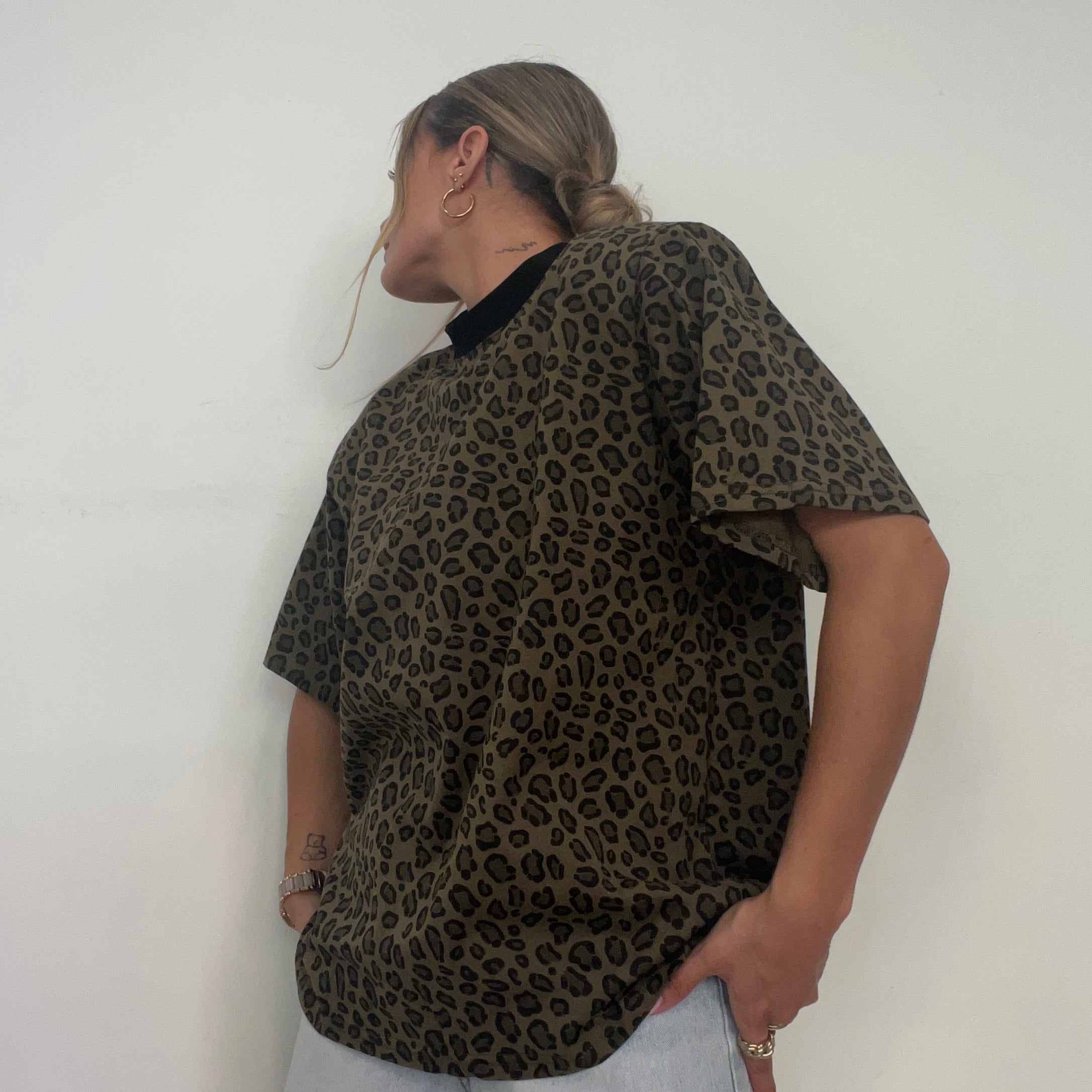 CAMISETA LEOPARD HOMBRERAS