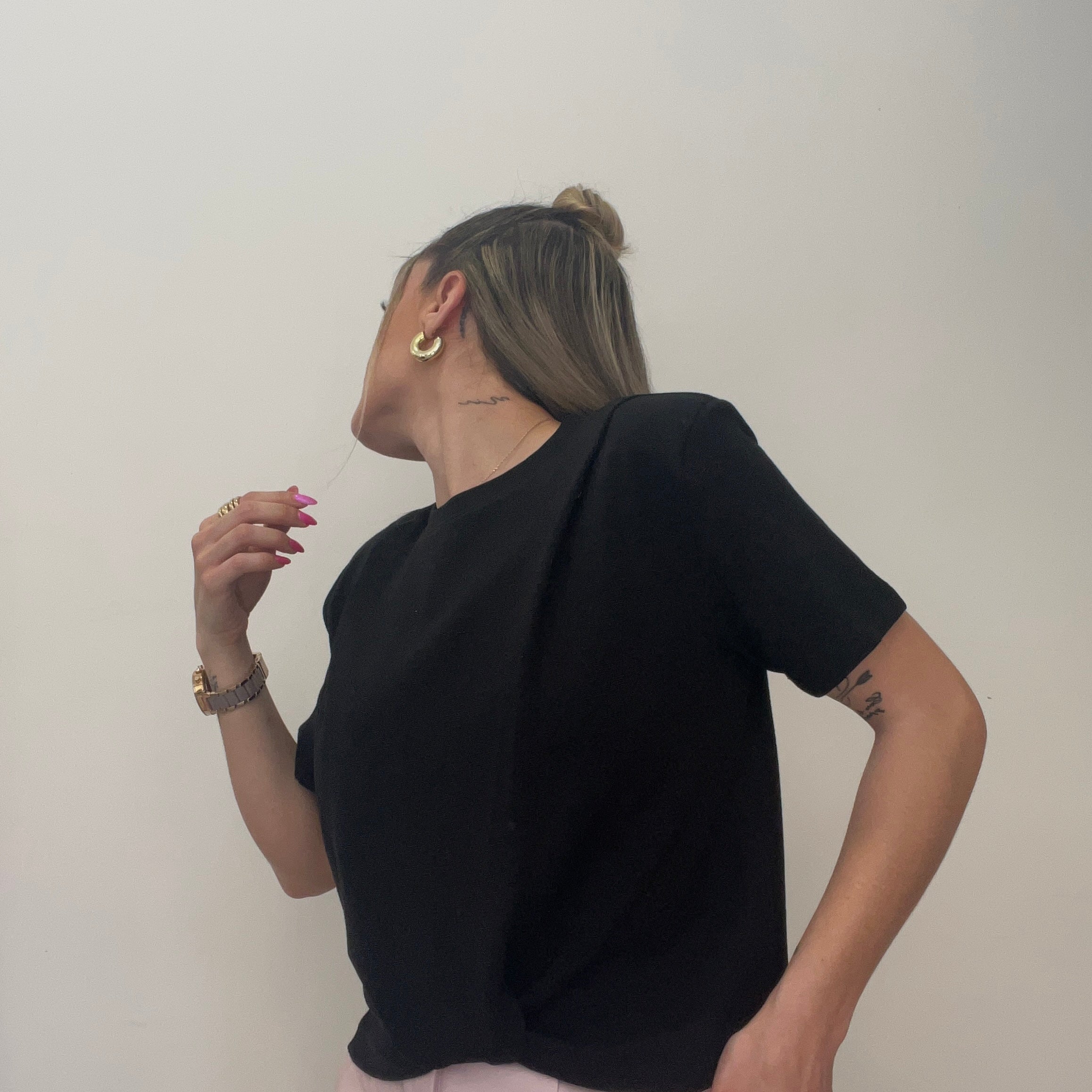 CAMISETA CROPPED NEGRA LUM