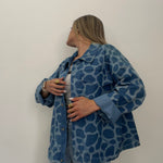 CHAQUETA DENIM ESTAMPADA